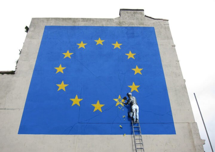¿Problema u oportunidad? Brexit para el personal doméstico 4 Un hombre pintando la bandera de la Unión Europea en un edificio.