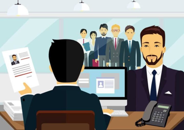 Prepárese con confianza para su entrevista privada con el personal 10 un hombre sentado en un escritorio frente a una computadora