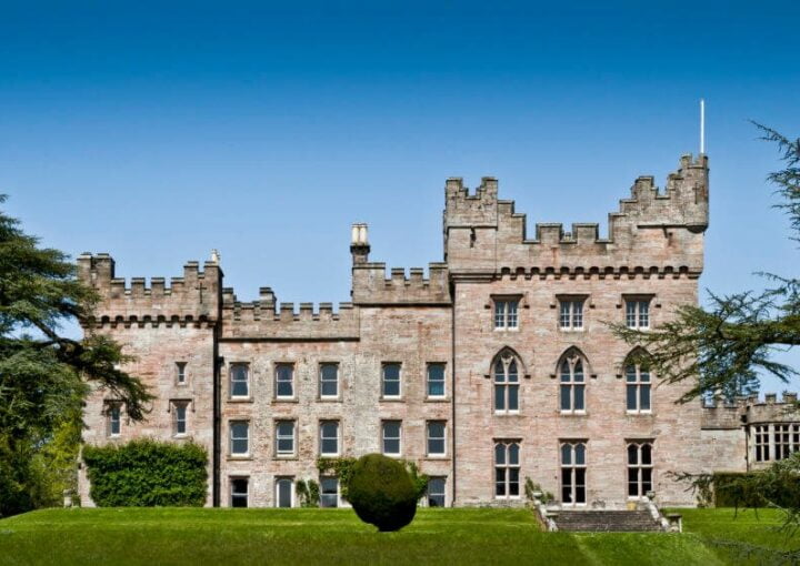 Reclutamiento Excepcional de Hogares Privados 7 un gran edificio parecido a un castillo situado en lo alto de un exuberante campo verde