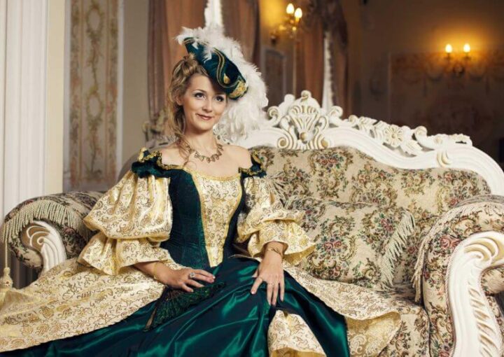 一位身穿绿色连衣裙坐在沙发上的女士