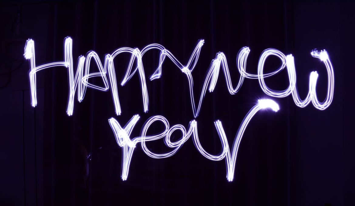en neonskylt som säger gott nytt år