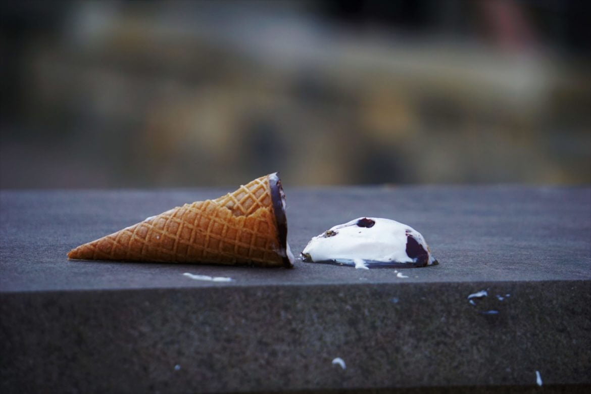 un cono gelato con gocce di cioccolato sopra