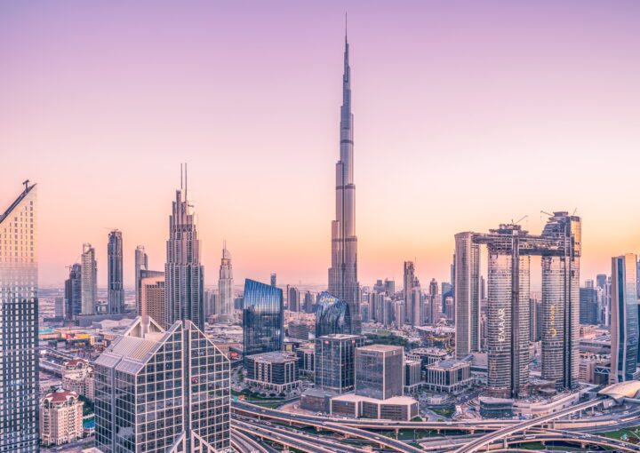 Personal doméstico exclusivo de 5* en Dubái 9 una ciudad con edificios altos y tráfico en primer plano
